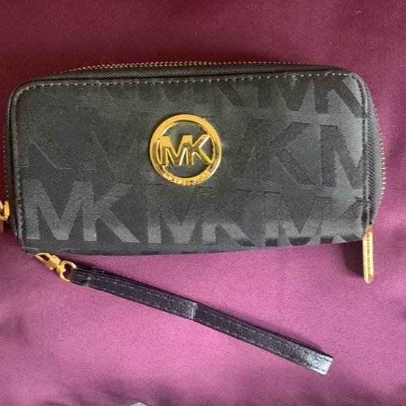 Michael Kors Wallet. Smoke free home, great shape. Loads of space..🌸 - Picture 2 of 5